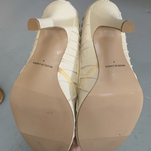 Ivory round toed high heel - Picture 3 of 3